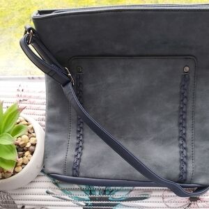 ❣️HOST PICK❣️👛MIA&LUCA CROSSBODY BAG/ hanging